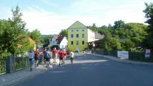 Wanderer kurz nach dem Start in Gassen - auf der Mankbrcke 