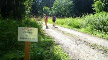  Blick auf die Wanderstrecke mit einer Infotafel 