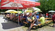 Blick zu den vielen Wanderern im Zielraum 