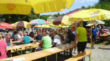  Blick zu den vielen Wanderern im Zielraum 
