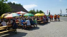  Blick zu den vielen Wanderern im Zielraum 