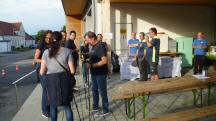  Wanderer beim Dorfhaus 