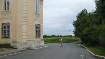 Blick auf die Wanderstrecke beim Schloss Heiligenkreuz