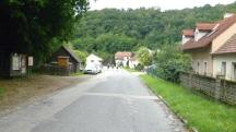 Blick auf die Wanderstrecke auf der L5024 durch Gutenbrunn