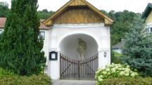 Blick zur Johanneskapelle mit der Statue des hl. Johannes Nepomuk in Gutenbrunn