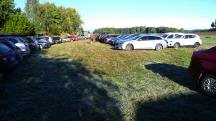  Blick auf den Parkplatz beim Start-/Zielgebude 