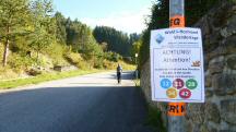  Blick auf die Wanderstrecke mit Infotafel 