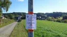  Blick auf die Wanderstrecke mit Infotafel 