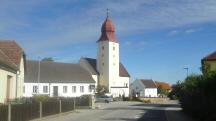 Blick zur Kath. Pfarrkirche hl. Jakobus der ltere mit der Friedhofskapelle 