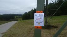  Blick auf die Wanderstrecke mit Infotafel 