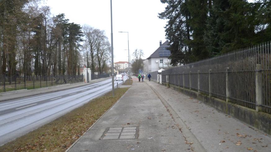  Wanderer entlang der Forstbergstra�e 