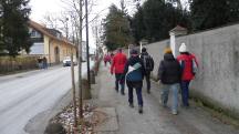 Wanderer entlang der Stadlgasse - kurz vor dem Ziel