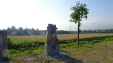 Blick zur Sandsteinstatue des Br�ckenheiligen Nepomuk 
