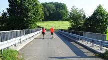 Blick auf die Wanderstrecke bei der Br�cke �ber der A1