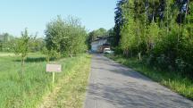  Blick auf die Wanderstrecke mit Infotafel 