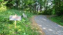  Blick auf die Wanderstrecke mit Infotafel 