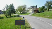 Blick auf die Wanderstrecke mit Infotafel in Neuhaus