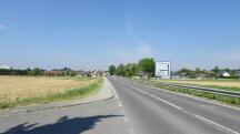 Blick auf die Wanderstrecke entlang der Hauptstra�e
