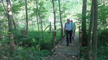  Wanderer auf dem Steg �ber den Jungbrunnenbach 