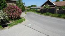  Wanderroute kurz auf der Dorfstra�e 