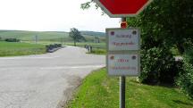  Blick auf die Wanderstrecke mit Infotafeln 