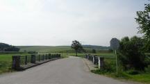 Blick auf die Wanderstrecke bei der Br�cke �ber die Perschling