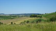 Fernblick zu den Leiser Bergen mit den Radaranlagen Buschberg + Steinmandl 