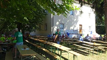  Wanderer im Zielraum - Pfarrgarten 