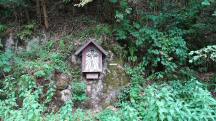 sch�nes Gedenkkreuz an die Hochwasseropfer 1959 mit der Hochwassermarkierung am Stra�enrand 