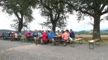  Wanderer bei der Labestelle Kleinweichselbach 
