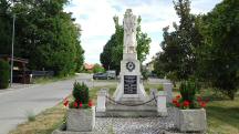  Blick zum Kriegerdenkmal in Glaubendorf 