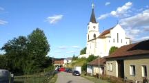 Blick zur  Kath. Filialkirche hll. Philipp und Jakob in Glaubendorf