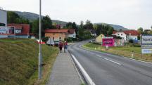 Blick auf die Wanderstrecke entlang der Hauptstra�e (B36)