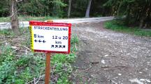  Blick zur Infotafel bei der Streckenteilung 