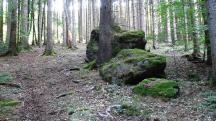  Blick zu einer Gesteinsformation 