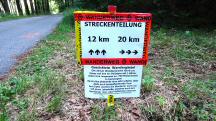  Blick zur Infotafel bei der Streckenteilung 
