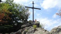  Blick zum Gipfelkreuz auf dem "Kleinen Peilstein" 