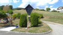  Blick zu einen sch�nen Kreuz beim Geh�ft 