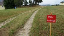 Blick auf die Wanderstrecke mit der Infotafel beim Geh�ft Sch�tzenhof