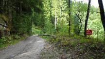  Blick auf die Wanderstrecke mit Infotafel 