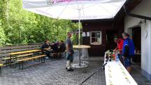 Wanderer bei der 2. Labestelle beim Naturfreunde Haus K�nigswiesen