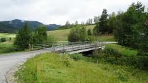 Blick auf die Wanderstrecke bei der Br�cke �ber den Schwarzaubach 