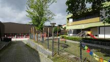 Blick auf die Wanderstrecke beim Kindergarten und bei der Volksschule