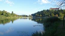 ein sch�ner Blick zur�ck �ber den Teich zum Schloss Sitzenberg