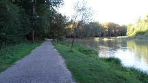  Blick auf die Wanderstrecke auf der Teichpromenade 
