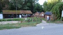 Blick auf die Wanderstrecke bei den Geb�uden der Teichwirtschaft