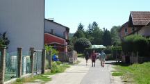 Blick auf die Wanderstrecke auf der Thallerner Ortsstra�e