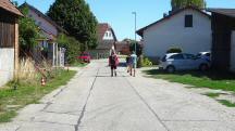 Blick auf die Wanderstrecke auf der Thallerner Ortsstra�e