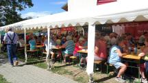  Wanderer und G�ste im Zielraum 
