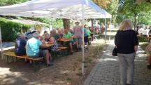  Wanderer und G�ste im Zielraum 